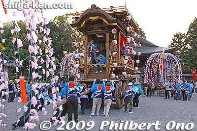 During the festival eve, only one float was displayed at the shrine, while the other floats were open to display in their storehouses.
Keywords: shiga koka minakuchi hikiyama matsuri festival floats  