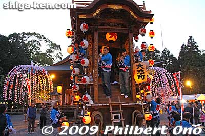 Oike-machi hikiyama float at Minakuchi Shrine during the Minakuchi Matsuri Yomiya (festival eve). 大池町
Keywords: shiga koka minakuchi hikiyama matsuri festival floats  