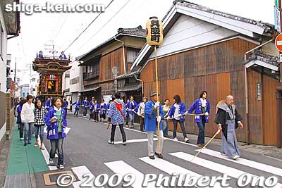 During the morning of April 20 for the Reitaisai (例大祭) part of the festival, several hikiyama floats proceed to Minakuchi Shrine. This is the Gofuku-machi hikiyama. 呉服町
Keywords: shiga koka minakuchi hikiyama matsuri festival floats  
