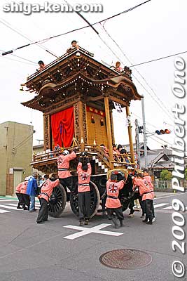 Making a turn. This is Higashi-machi hikiyama. 東町
Keywords: shiga koka minakuchi hikiyama matsuri festival floats  