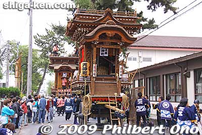 Near the shrine, the floats stop here to setup the rooftop decorations.
Keywords: shiga koka minakuchi hikiyama matsuri festival floats  