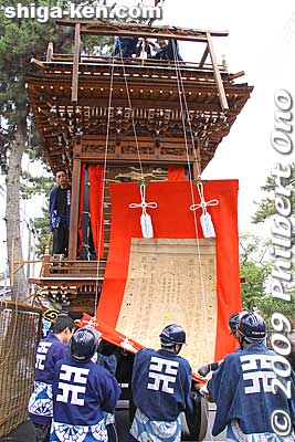 Putting up the rear tapestry.
Keywords: shiga koka minakuchi hikiyama matsuri festival floats  