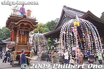 Prayer in front of the shrine by Tenjin-machi hikiyama float
Keywords: shiga koka minakuchi hikiyama matsuri festival floats  shigabestmatsuri