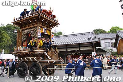The floats arrive one after another. This is the Tenno-cho hikiyama. 天王町
Keywords: shiga koka minakuchi hikiyama matsuri festival floats  