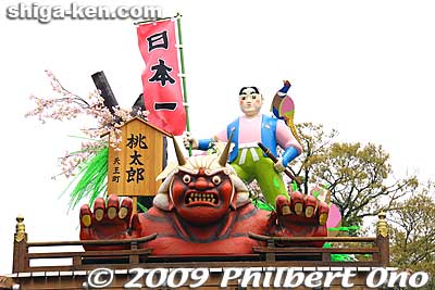 Momotaro decoration on the Tenno-cho hikiyama. 天王町
Keywords: shiga koka minakuchi hikiyama matsuri festival floats  