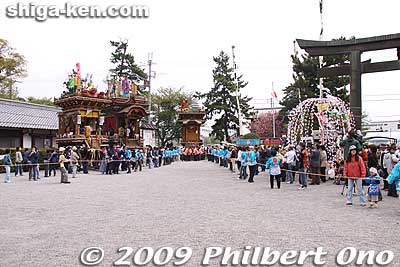 Here comes Higashi-machi hikiyama making a wide and grand entrance to the shrine.
Keywords: shiga koka minakuchi hikiyama matsuri festival floats  