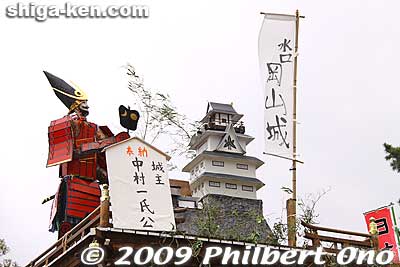 Higashi-machi float's decoration was a model of Okayama Castle in Minakuchi.
Keywords: shiga koka minakuchi hikiyama matsuri festival floats  