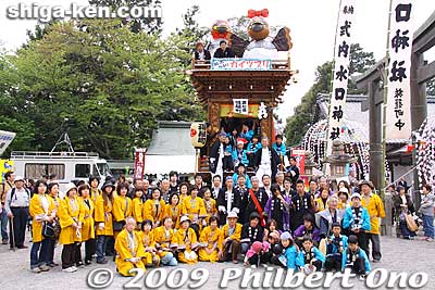Group photo in front of Yuya-machi hikiyama.
Keywords: shiga koka minakuchi hikiyama matsuri festival floats 