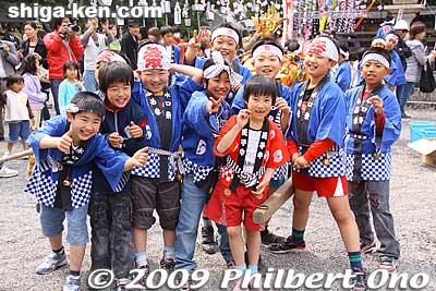 Kids gathered to caryy their mikoshi portable shrine.
Keywords: shiga koka minakuchi hikiyama matsuri festival floats 