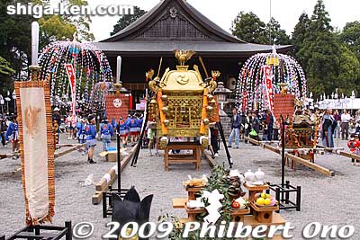 Getting ready for the procession from Minakuchi Shrine to the Otabisho.
Keywords: shiga koka minakuchi hikiyama matsuri festival floats 