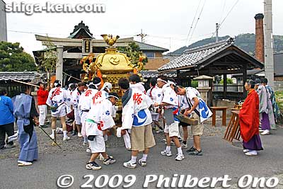 Arriving at the Otabisho.
Keywords: shiga koka minakuchi hikiyama matsuri festival floats 