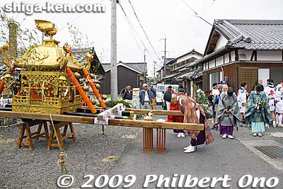 Prayers at the Otabisho.
Keywords: shiga koka minakuchi hikiyama matsuri festival floats 