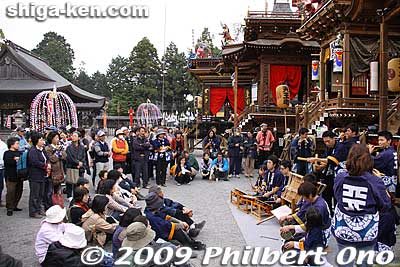 Back at Minakuchi Shrine, the festival continues with Minakuchi-bayashi music performed by Tenjin-machi.
Keywords: shiga koka minakuchi hikiyama matsuri festival floats 