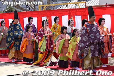 After the Misosugi purification ceremony, they formed a procession again and headed for the Ono Elementary School gymnasium.
Keywords: shiga koka tsuchiyama saio princess procession kimono women matsuri festival