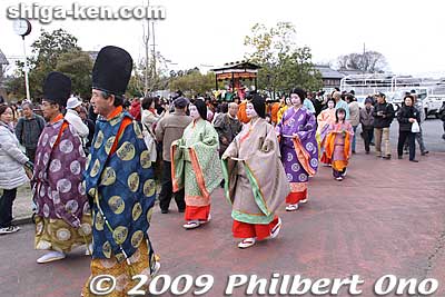 The Saio procession heads for the gymnasium for another ceremony.
Keywords: shiga koka tsuchiyama saio princess procession kimono women matsuri festival