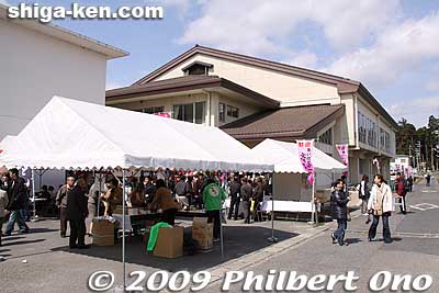 Ono Elementary School Gymnasium and a few food stalls outside. A nice festival program was also on sale for 200 yen. 大野小学校
Keywords: shiga koka tsuchiyama saio princess procession kimono women matsuri festival