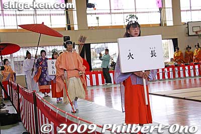 The first (and last) character in the procession is the Kacho, an archer and the head of security. 火長
Keywords: shiga koka tsuchiyama saio princess procession kimono women matsuri festival 