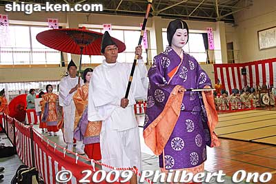 The woman in purple is a court lady called the Myobu (命婦), an assistant who tends to the immediate needs of the Saio princess.
Keywords: shiga koka tsuchiyama saio princess procession kimono women matsuri festival 