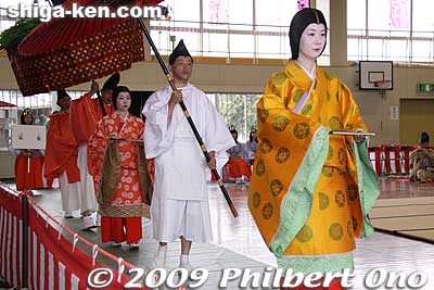 Myobu and Nyoju court ladies and the Hakucho guide in white.
Keywords: shiga koka tsuchiyama saio princess procession kimono women matsuri festival 