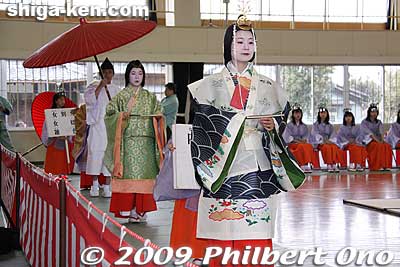 This is a unique court lady called the Uneme (釆女) chosen from an aristocratic family and who was in charge of food and drink. She wears a special wardrobe. She is played by Emi Oe (大江絵巳) from Kyoto.
Keywords: shiga koka tsuchiyama saio princess procession kimono women matsuri festival 