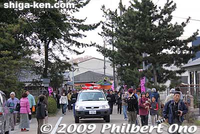 Coming through an avenue of pine trees on the old Tokaido Road. The procession is led by a patrol car with a speaker blaring out a Saio song.
Keywords: shiga koka tsuchiyama saio princess procession kimono women matsuri festival 