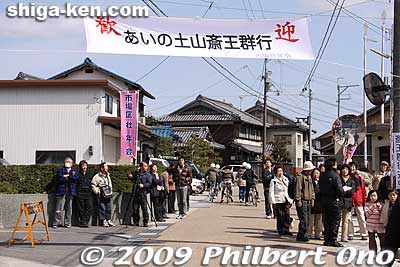 The first break was at the Ichiba Kumin Hiroba square.（市場区民広場）
Keywords: shiga koka tsuchiyama saio princess procession kimono women matsuri festival 