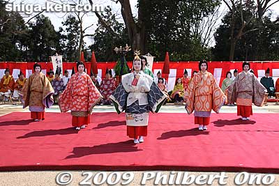 The Dochumai was performed. 道中舞
Keywords: shiga koka tsuchiyama saio princess procession kimono women matsuri festival 