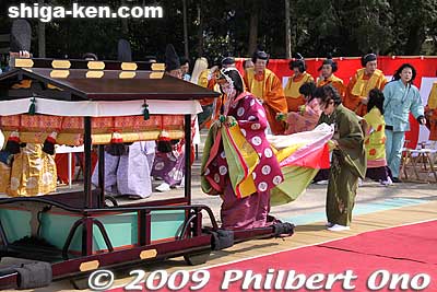 Afterward, the Saio goes back into her palanquin.
Keywords: shiga koka tsuchiyama saio princess procession kimono women matsuri festival 