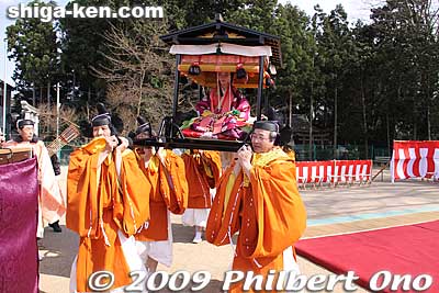 They actually carried her to the wheeled cart.
Keywords: shiga koka tsuchiyama saio princess procession kimono women matsuri festival 