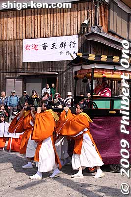 Saio arrives at Maeno.
Keywords: shiga koka tsuchiyama saio princess procession kimono women matsuri festival 