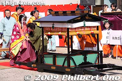 Saio goes back to her palanquin.
Keywords: shiga koka tsuchiyama saio princess procession kimono women matsuri festival 