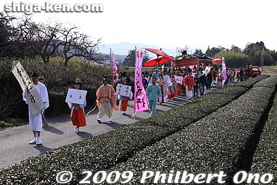 The Saio Gunko procession proceeds through tea fields on the way to Tarumi Tongu.
Keywords: shiga koka tsuchiyama saio princess procession kimono women matsuri festival 