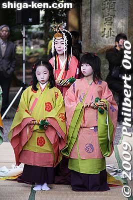 Saio makes her way to her place.
Keywords: shiga koka tsuchiyama saio princess procession kimono women matsuri festival 