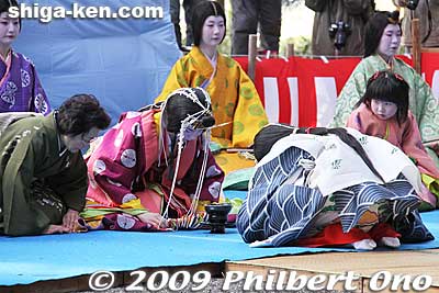 The Saio receives the tea.
Keywords: shiga koka tsuchiyama saio princess procession kimono women matsuri festival 