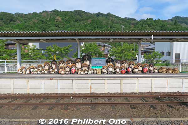 Shigaraki Station platform decorated with tanuki raccoon dogs.
Keywords: shiga koka shigaraki train station