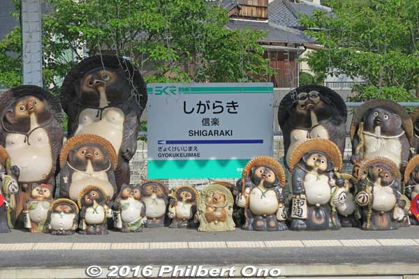 Shigaraki Station platform decorated with tanuki raccoon dogs.
Keywords: shiga koka shigaraki train station
