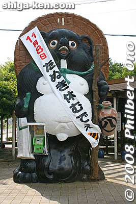 By now, you will notice that the tanuki (racoon dog) is the symbol of Shigaraki. This giant tanuki greets you at Shigaraki Station. Wish they removed that pay phone.
Keywords: shiga koka shigaraki japansculpture shigabestmatsuri japaneki shigamascot