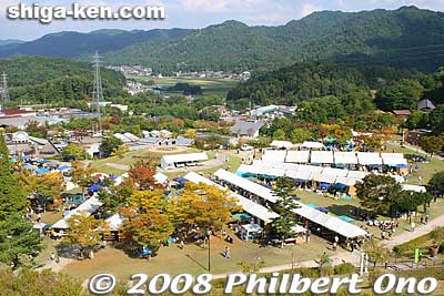 When I visited in mid-Oct., the Shigaraki Ceramic Cultural Park was holding the Ceramic Art Market. Notice the tents for the ceramic artists selling their works.
Keywords: shiga koka shigaraki Ceramic Cultural Park shigabestmatsuri