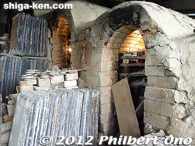 The heat from the furnace at the bottom chamber rises and seeps into all the chambers. 登り窯
Keywords: shiga koka shigaraki sotoen pottery