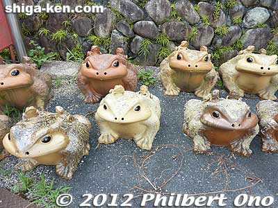 Frogs are another auspicious pottery piece. Sotoen Web site: shigarakiyaki.co.jp
Keywords: shiga koka shigaraki sotoen pottery