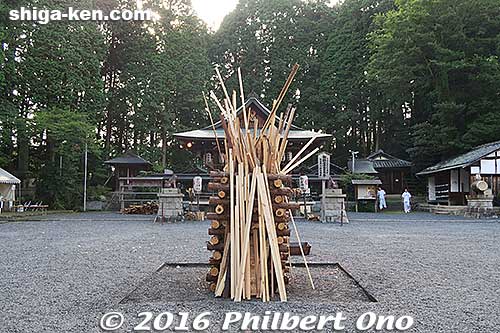 The festival starts at 7 pm and the route is about 2.4 km long, taking about 50-60 min. From 9 pm, they shoot fireworks.
Keywords: shiga koka shigaraki fire festival matsuri