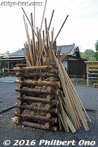 Pile of wood to be lit as a bon fire to light the torches.
Keywords: shiga koka shigaraki fire festival matsuri