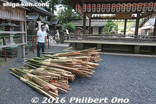 Smaller torches on the side. Torch bearers make their own torches using the provided materials.
Keywords: shiga koka shigaraki fire festival matsuri