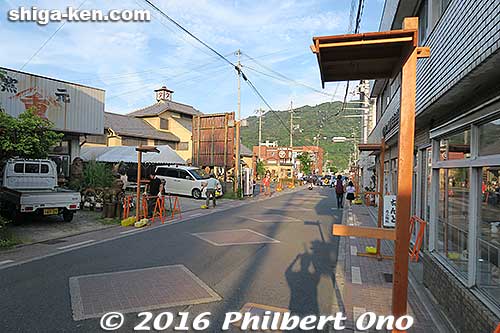 The torch procession route will be lined with paper lanterns in front of the shrine.
Keywords: shiga koka shigaraki fire festival matsuri