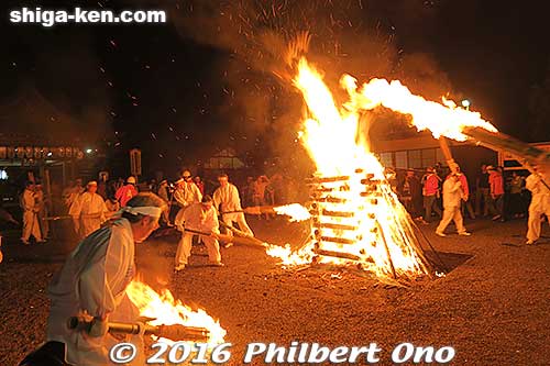 Then they started lighting the torches one after another and proceeded along the route.
Keywords: shiga koka shigaraki fire festival matsuri