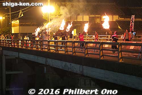 Crossing  Asahi Bridge.
Keywords: shiga koka shigaraki fire festival matsuri