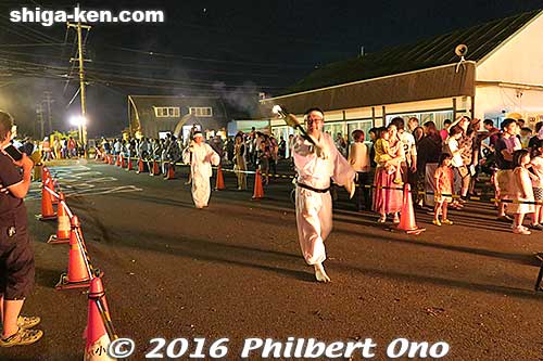 The torch bearers end up at the Shimin Center parking lot (where the pottery festival is held in autumn).
Keywords: shiga koka shigaraki fire festival matsuri