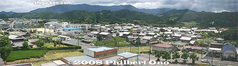 Panoramic view of central Tsuchiyama from Koka City Hall's Tsuchiyama Branch. Route 1 is in the foreground. The old Tokaido Road runs through the houses seen in the middle. The Suzuka mountains are in the far background, beyond which is Mie Pref.
Keywords: shiga koka tsuchiyama-cho tsuchiyama-juku tokaido station shukuba post stage town