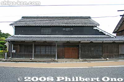 The Tsuchiyama-juku Honjin opened in 1634 on the occasion of Shogun Tokugawa Iemitsu staying here on his way to Kyoto. The Tsuchiyama family was appointed as the Honjin's caretaker.
Keywords: shiga koka tsuchiyama-cho tsuchiyama-juku tokaido station shukuba post stage town honjin lodge