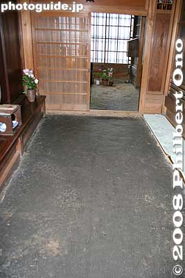 This dirt-floored entryway dates from the Edo Period. It's slightly bumpy and packed hard with a glossy black color. It definitely looks centuries old. Was happy to touch some earth of the Edo Period.
Keywords: shiga koka tsuchiyama-cho tsuchiyama-juku tokaido station shukuba post stage town honjin lodge